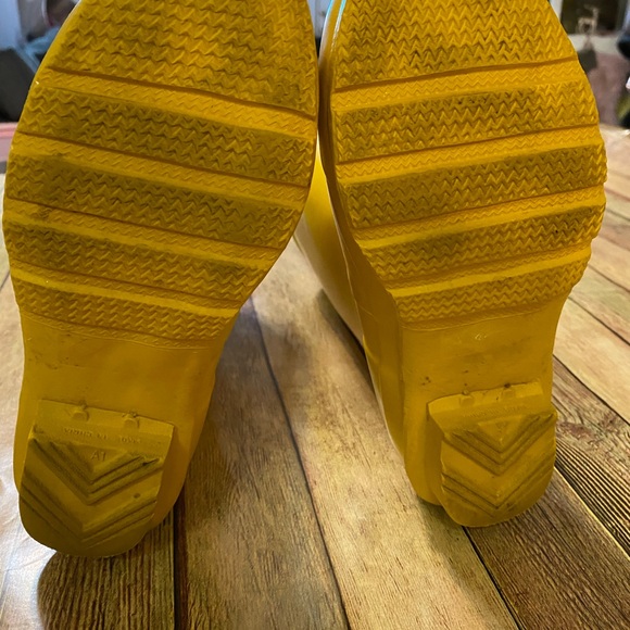 Hunter Boys/Girls Youth Classic Tall Yellow Boots | Sizes 3(Boy) 4(Girl) - Picture 5 of 14
